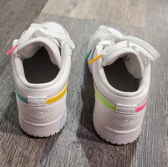 Jordan 1 they are a big kid size 5.5 which is equivalent to a women’s 7. - Picture 4 of 4